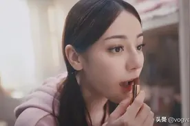 迪丽热巴穿安全裤在宿舍臭美，被室友发现一刻，这腿真实存在？图片