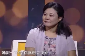 女孩骑车看见帅哥不忘回头看，共同演绎一见钟情图片