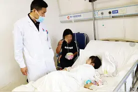 两条腿长短不一的贵阳小女孩，如今走路正常啦！图片