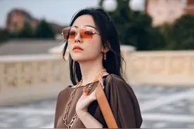 张靓颖“丝袜腿”细的不真实，配长裙美出新高度，像换了个人似的图片