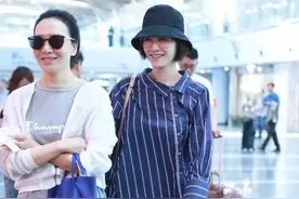 李小冉剪短发像假小子，素颜撞脸焦俊艳，不修边幅被旁边助理抢镜图片