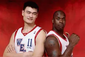 姚明VS奥尼尔03年首战，奥尼尔31分13篮板，姚明呢？图片