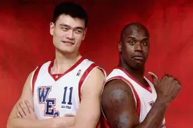 姚明VS奥尼尔03年首战，奥尼尔31分13篮板，姚明呢？图片