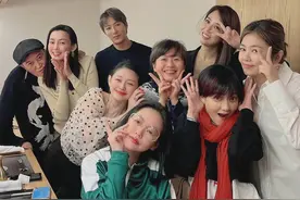 大S离婚后首露面！酒后微醺脸色红润，眼神迷离与朋友环抱很亲密图片