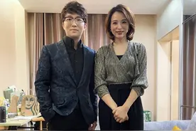 央视主持董卿久违露面，精致浓妆难掩法令纹，穿露趾高跟鞋太抢镜图片