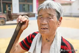 农村年近8旬老人伺候儿媳妇、重孙子不嫌累，坚强乐观生活，敬佩图片