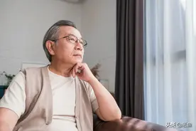 七旬老人独居，一孩子经常敲门，以为是恶作剧，孩子爸爸说出缘由图片