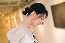 高圆圆也放开了，穿白色薄纱衫遮不住“内搭”，这波打扮美得高级图片
