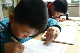 孩子看电视和玩手机上瘾了？可别惯着他，惯他就是害他图片