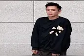 51岁陈浩民穿短裤热舞太妖娆，摸腿摆胯翘臀，健硕好身材惹人羡图片