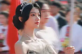 青岛大学运动会举牌女生火了，好像仙女下凡，高考生直言要考青大图片