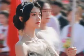 青岛大学运动会举牌女生火了，好像仙女下凡，高考生直言要考青大图片