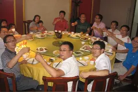 同学聚会上，大家穿着统一服装避免攀比，依然能看出差别图片
