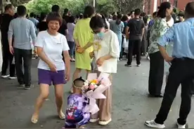 江苏一女生高考结束，弟弟单膝跪地献花，妈妈误以为摔跤一把拽起图片