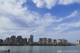 夏日大片：城市里蔚蓝的天空图片