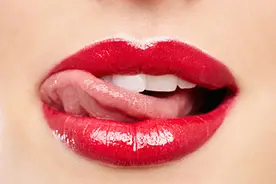 女性舔嘴的目的到底是什么？行为心理学家告诉你真相图片