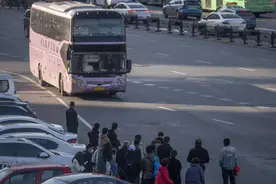 “站外站”？离郑大巴车不从客运站出发，路边随便拉客，不安检也不查身份证！市交运集团：属私自乱运图片