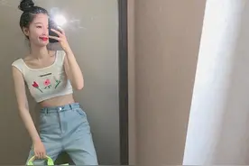 虞书欣也太有少女感了吧！背心配牛仔裤清新脱俗，丸子头更显娇俏图片