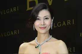 48岁李嘉欣风韵犹存，抹胸裙宛若少女，这才是阔太太该有的样子图片