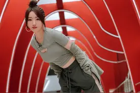 50岁杨钰莹让人无地自容，穿露脐装无赘肉，一把年纪还有马蜂腰图片