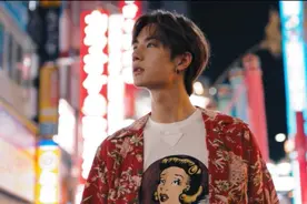 王一博晒儿时“旧照”，妈妈颜值成亮点，网友直呼不出道可惜了图片