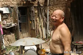 66岁老汉独居百年老屋，破烂堆满院，利用废弃物烧水不用火不用电图片