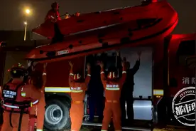 事发赣州！外地车深夜被导航带进1米多深积水，致5人被困车顶图片