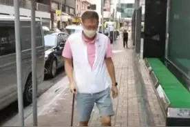 李嘉欣也真绝！老公街头拄拐杖看病，她衣着靓丽和姐姐庆生拍美照图片