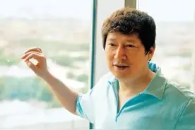 他是劳改犯，后成北京首富，曾被女星包养13年，晚年却任人操控图片