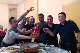 饭局上，喝酒别说“我干了你随意”，聪明人会用这3句敬酒词应对图片