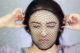 妹子用丝袜化妆，涂抹上各色颜料，网友：为何如此优秀！视频封面