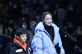 叶一茜带小儿子走秀，9岁小亮仔毫不怯场，背影看以为两人是姐弟图片