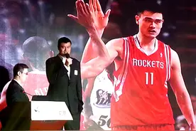 为什么姚明能在火箭队退役球衣，而麦迪却不行，原来原因在这里图片