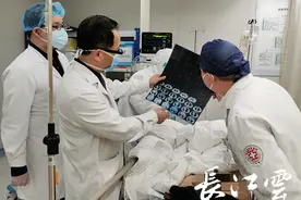 惊险！男子腹膜大出血命悬一线，“硬核”团队“浴血奋战”助其脱险图片