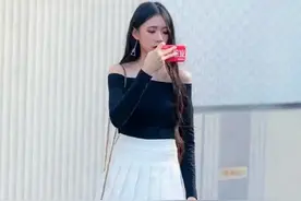 街拍气质美女，脚踩尖头高跟鞋美得让人无法抗拒图片