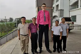 亚洲第一巨人张欢来到故乡枣庄市薛城区王庄村图片