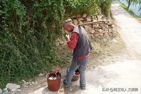 6旬农民大哥洗衣服不用洗衣机，挑着担子去河边，背后有故事图片