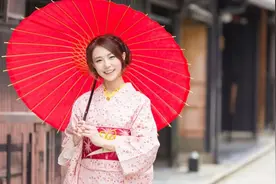 为什么日本人带伞，都喜欢带长柄的？看完老脸一红图片