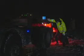 木垒大浪沙出现风吹雪交警迅速展开救援图片