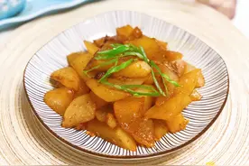 香喷喷的炒萝卜，加一样东西，素炒特别香，孩子消化不好建议多吃图片