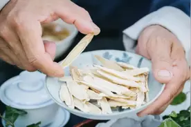 美白精华先放一边，我国有一老成分，保湿还提亮肤色，不输烟酰胺图片