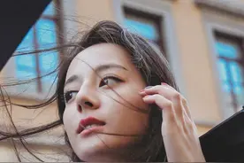 迪丽热巴金色礼服惊艳红毯，秒变性感女神图片