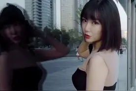 郑女士膨胀了？放出视频放言自己最美，但视频播放量有点感人图片
