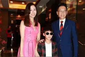 李嘉欣这气质绝了！真空挑战"死亡芭比粉"裙，一般人hold不住图片