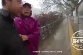 大雨滂沱！56岁大妈跳河救起轻生男子，获当地2000元奖励图片