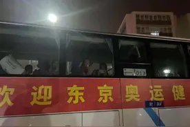 中国女排乘包机回京！长途跋涉深夜回国，姑娘们在车内仍面带笑容图片
