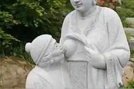 儿媳用乳汁喂婆婆的雕塑，拆了图片
