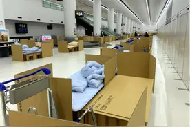 日本机场搭起1500个硬纸板床的大通铺，只因入境旅客核酸检测需一两天图片