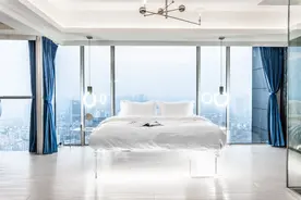落地窗旁边就是大白床，抬头就是成都夜景，房间亮灯后超级魔幻图片