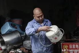 单亲父亲拾荒救子 自己却又不幸病倒 儿子的康复变得遥不可及图片
